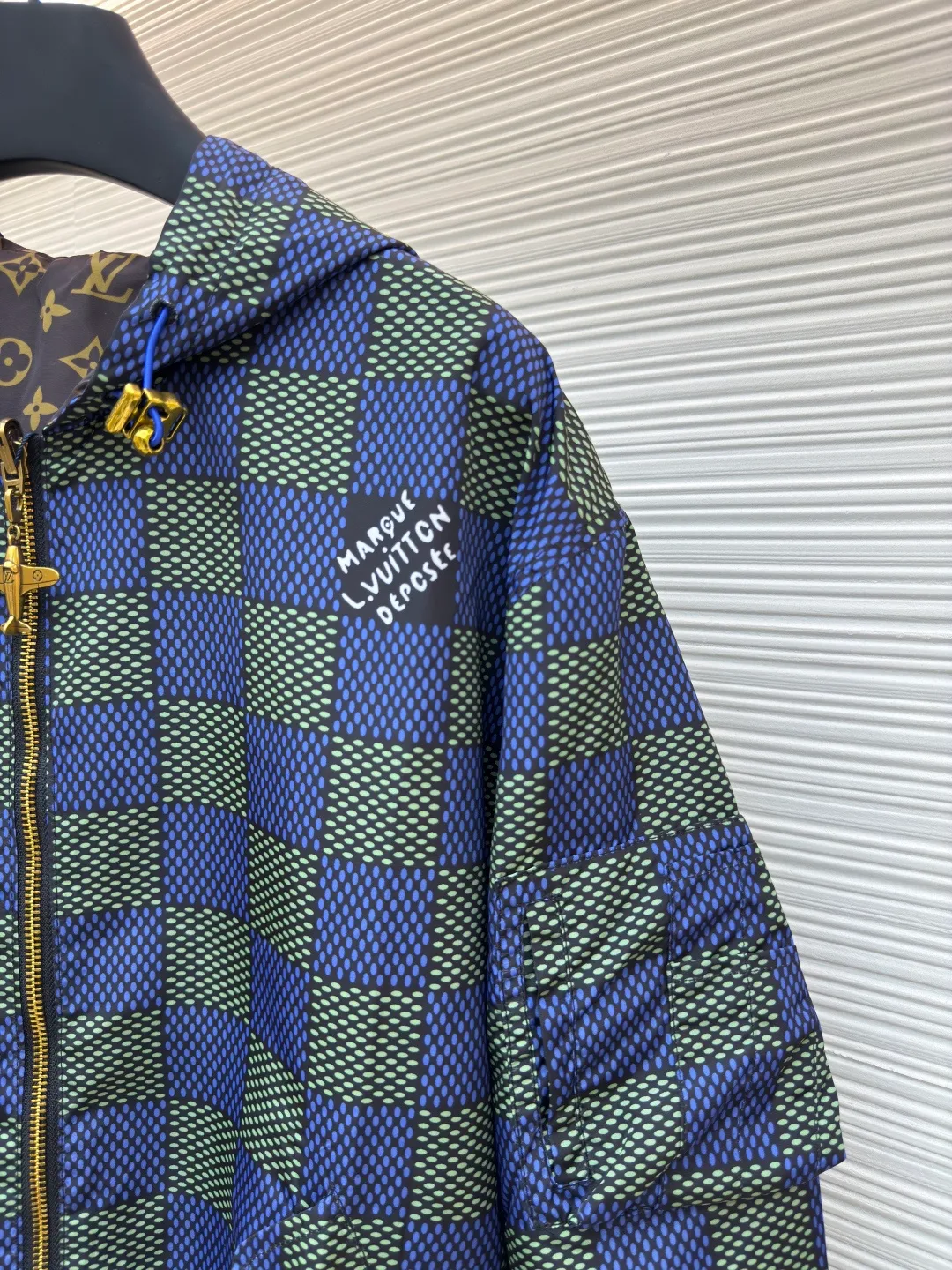 LOUIS VUITTON double-sided large checkerboard jacket ●Authentic product: Purchased and developed for 28500 ●Item number: 1680539-B70 ●Fabric: polyester fiber fabric ●Technology: Made on positioning cutting machine ●Version: Fitted version ●Weight: about 565 grams ●Size: S-M-L-XL ●Description: 100% recycled polyester fiber, double-sided design, with excellent windproof performance. Each side presents different brand elements. One side of the jacket is covered with a full-length Der jacquard texture, while the other side is plain and matte. The Der side is equipped with a flap, the Monogram side is equipped with selvage pockets, and a leather patch is embellished on the left chest, adding to the brand's unique style. From the 2025 spring and summer show, it interprets the Der plaid from a modern perspective, flipping it over to reveal the full-frame Monogram pattern. The aircraft-shaped metal zipper head is carefully engraved with brand elements, and its lightweight texture makes it easy to store. The overall wiring is straight and delicate, the fabric is comfortable and soft, and the color is consistent without color difference. It can be matched with the same style to create a fashionable look and control various occasions. Customized accessories, complete with three standards, same style for men and women!